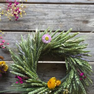 Couronne de blé et fleurs séchées
